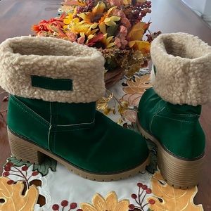 Women’s short boots, size 7, Green with fur inside and out